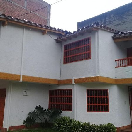 Casa Hotel Palmas Del Estadio 2 Medellín Esterno foto